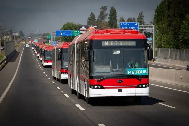O BYD B18C01 é um ônibus articulado 100% elétrico de 18 metros (Divulgação)