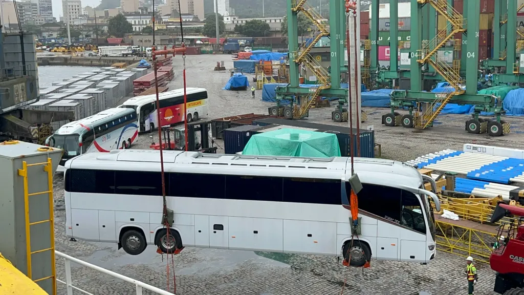 Os ônibus são conduzidos por motoristas especializados até o embarque no porto de Santos (Divulgação)