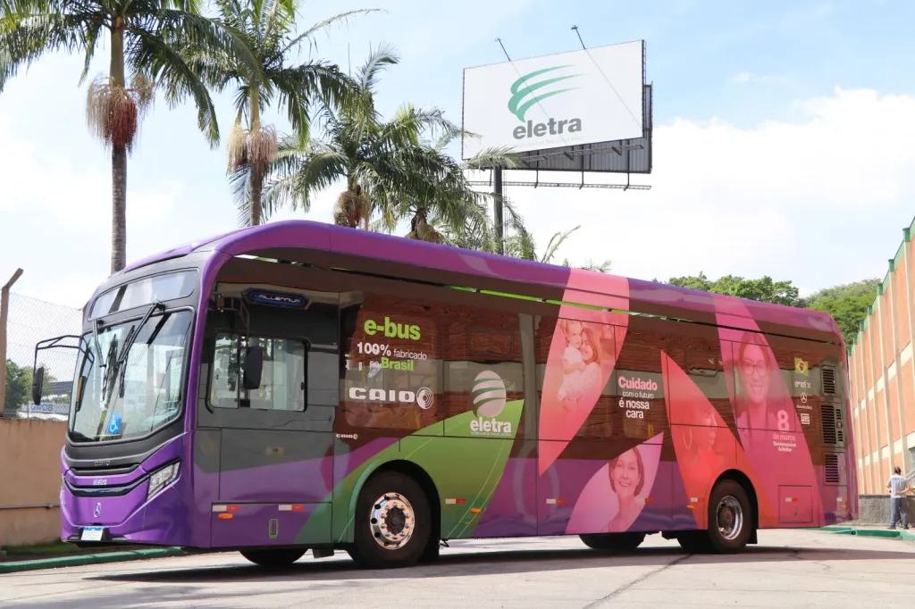 O e-Bus 12,1m com adesivação especial, alusiva ao Dia Internacional da Mulher (Divulgação)