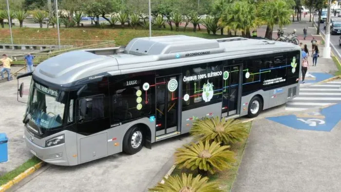 O modelo conta com chassi BYD e carroceria Caio (Divulgação)