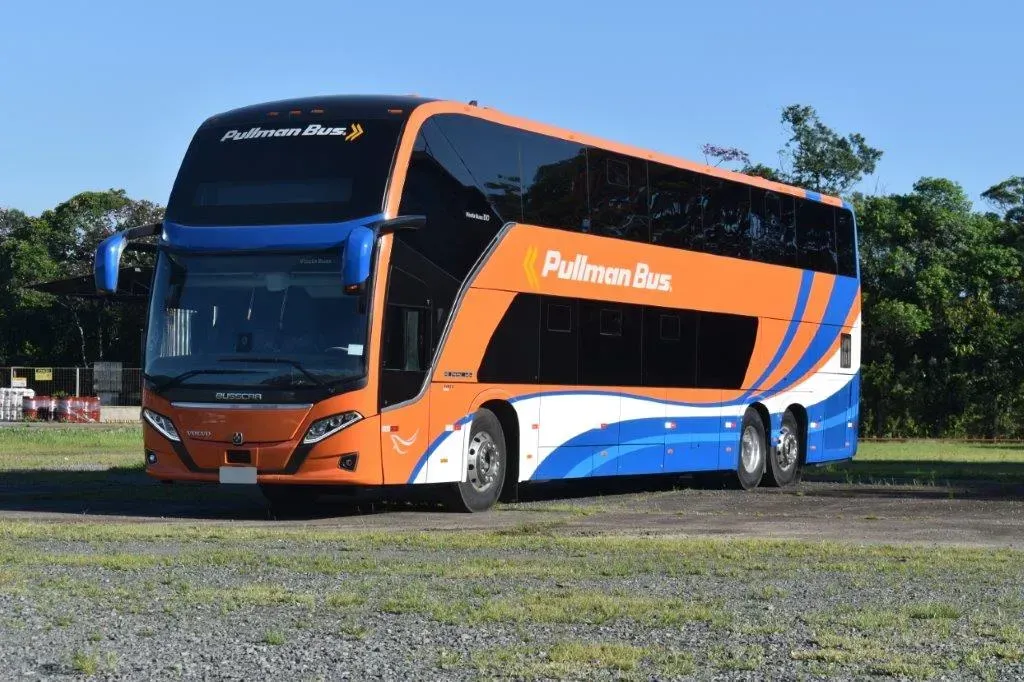 O modelo exportado tem chassi Volvo B450R (Divulgação)