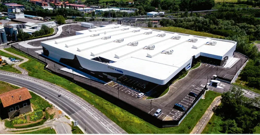 A fábrica da Irizar e-mobility em Aduna tem área coberta de 18 mil m² em terreno de 37 mil m² e iniciou a produção em maio deste ano