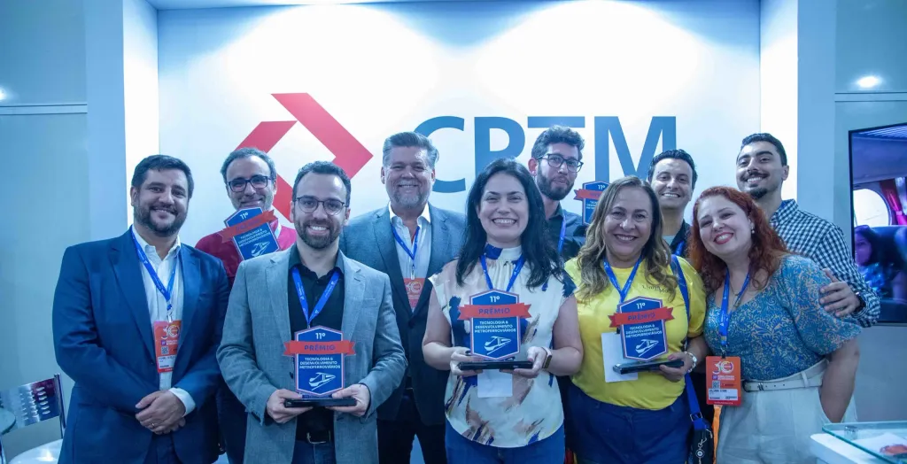 O presidente Michael Sotelo Cerqueira (primeiro à esquerda) posa junto com os vencedores da Categoria 1 e outros representantes da CPTM (Divulgação)