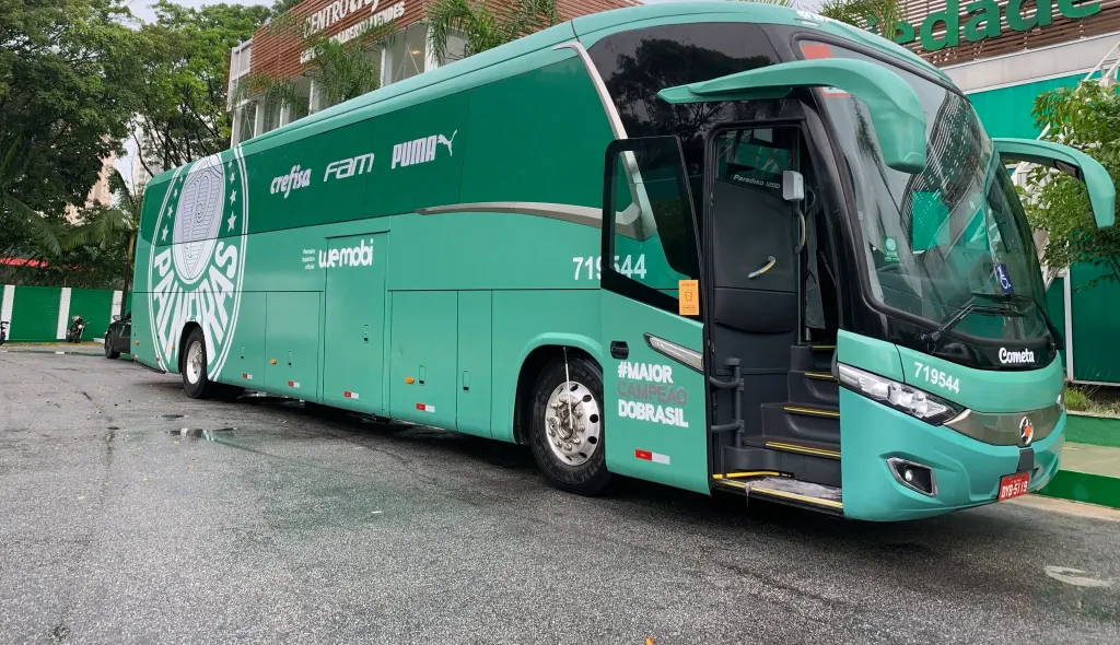 O webus com as cores e o escudo do Palmeiras (Divulgação)