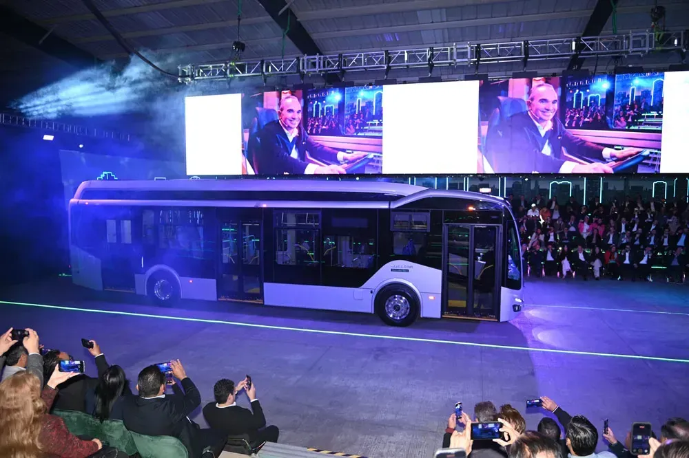 Apresentação do Urbanuss E-Pluss S6 no México (Divulgação Mercedes-Benz)