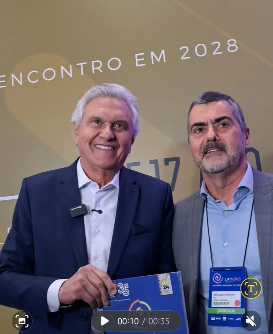 Marcelo Fontana entrega exemplar da revista Technibus a Ronaldo Caiado (Foto: OTM Editora)