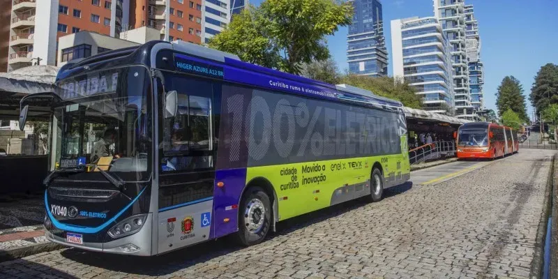 Curitiba deve colocar em operação, até agosto, os primeiros seis elétricos previamente adquiridos (Foto: Ricardo Marajó/SMCS)
