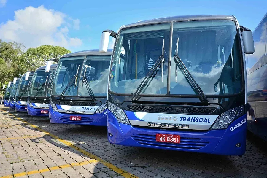 Frota de ônibus Iveco, com carroceria Neobus, pertencente à Transcal