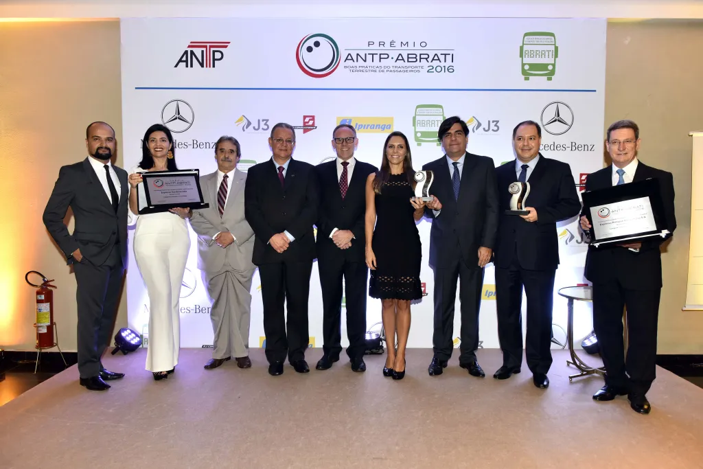 Representantes das empresas premiadas pela Antp e Abrati