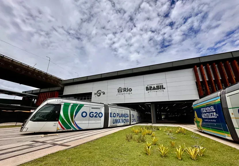 O terminal Gentileza conecta os serviços corredor de BRT Transbrasil aos do VLT e dos ônibus (Foto: Prefeitura do Rio)
