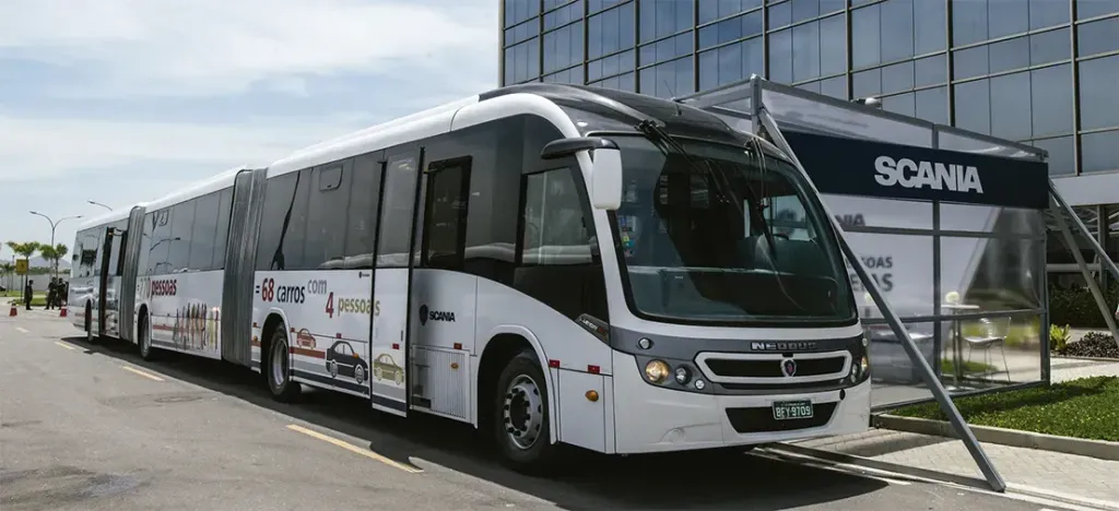 O ônibus biarticulado F 360 8×2 tem 28 metros e capacidade para transportar 270 passageiros e o modelo que utiliza biometano emite 85% menos de gases poluentes