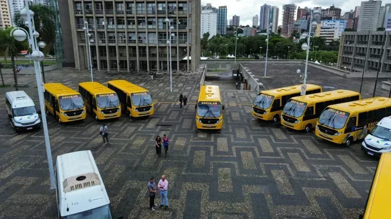 Entrega dos veículos escolares (Divulgação)