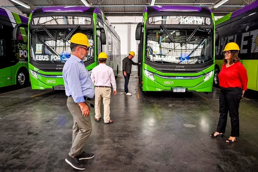 O secretário municipal de mobilidade urbana, Adão de Castro Júnior, realiza vistoria nos ônibus elétricos (Divulgação)