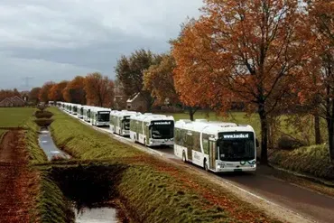 Ônibus BYD de 12 e 13 metros passando por estradas holandesas (Divulgação)