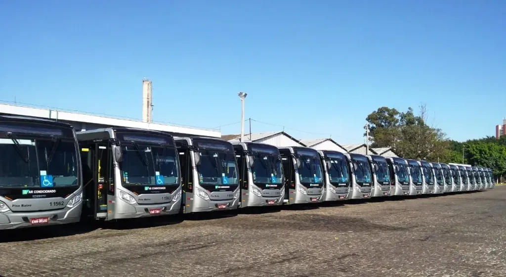 As vendas de ônibus tiveram retração de 33,4% em 2020 (Imagem: Arquivo)