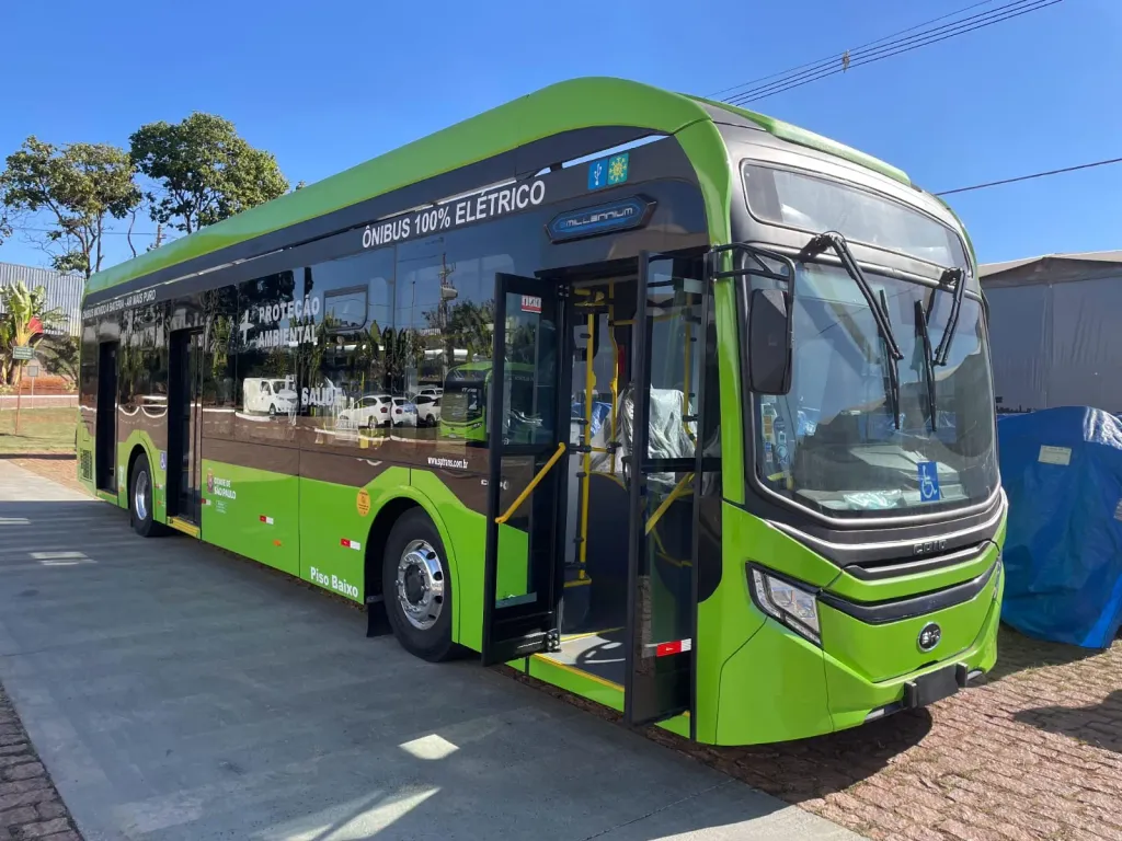 Ônibus elétricos modelo D9W básico (Divulgação)