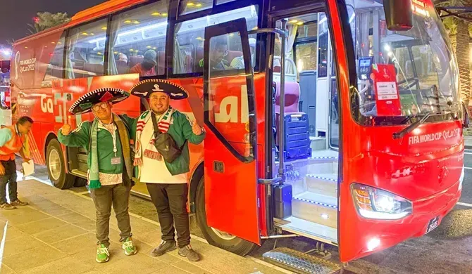 Os ônibus elétricos da marca fazem o transporte dos torcedores na Copa (Divulgação)