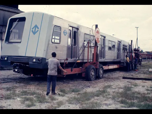 Chegada de vagão de trem em pátio (Divulgação)