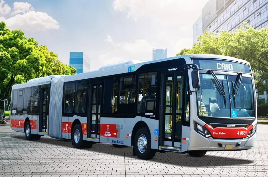 Os novos veículos seguem os padrões da SPTrans, com pintura em prata e vermelho (Divulgação)