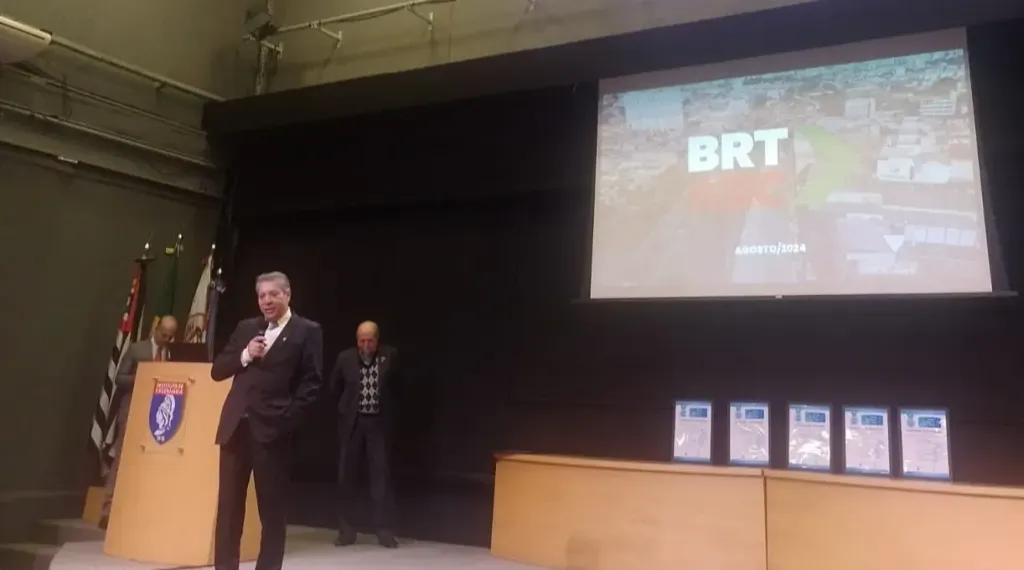 Flamínio Fichmann, coordenador do Projeto BRT-ABC, recebe prêmio “Melhores e Maiores Obras” no Instituto de Engenharia (Divulgação BRT-ABC)