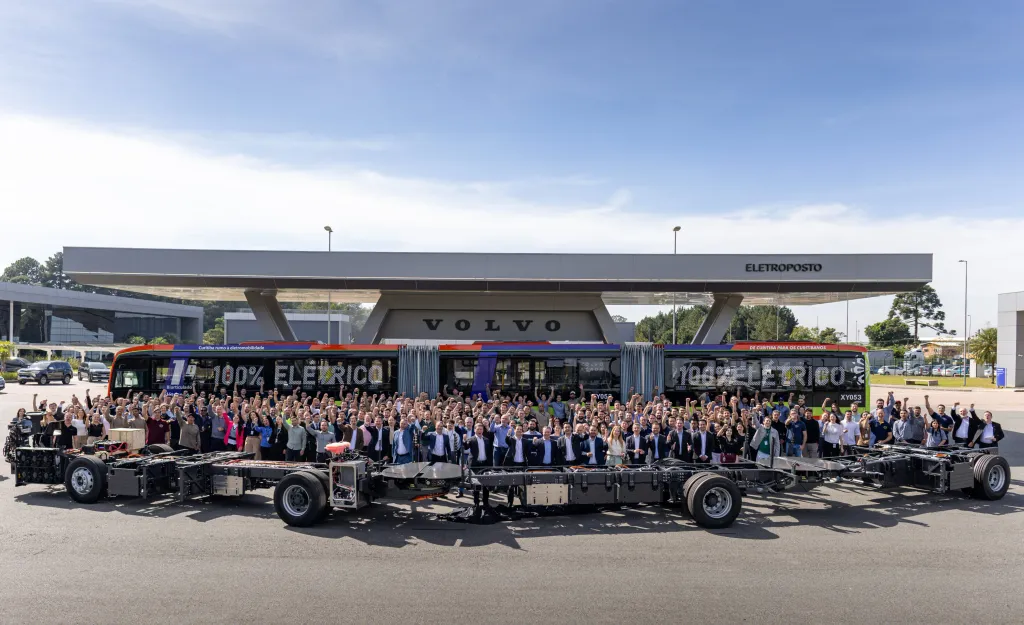 Volvo marca o início da produção de ônibus biarticulados e articulados elétricos no Brasil (Divulgação)