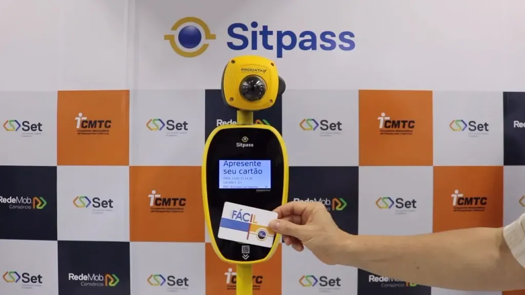 O passageiro deverá apresentar o seu cartão Sitpass no novo equipamento (Divulgação)