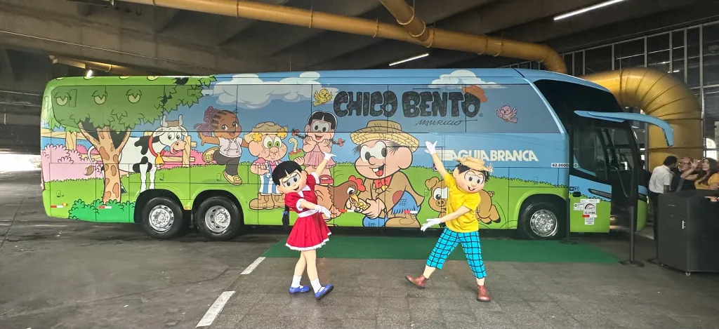 O ônibus tem interior customizado com referências do universo do Chico Bento (Fotos: Valeria Bursztein)