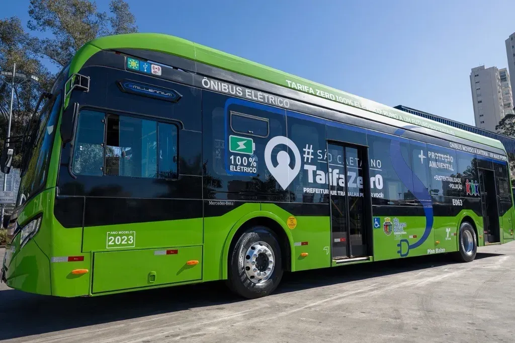 O chassi é um modelo Padron 4×2 de piso baixo, para carrocerias de até 13,2 metros (Divulgação)
