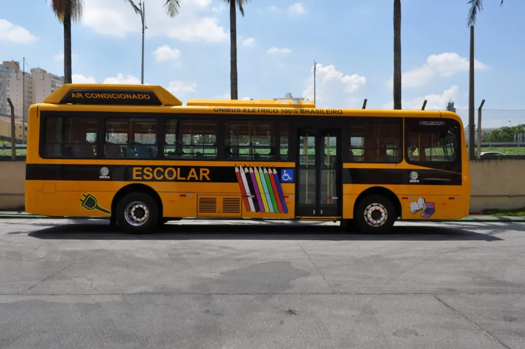Ônibus elétrico escolar de 11,3m, chassi Mercedes-Benz, carroceria Foz Super da Caio, motores e baterias WEG (Divulgação)