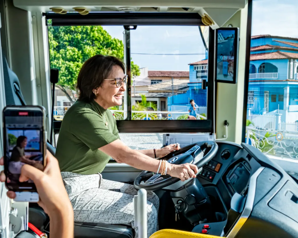 Emília Corrêa durante a apresentação do ônibus elétrico (Divulgação)