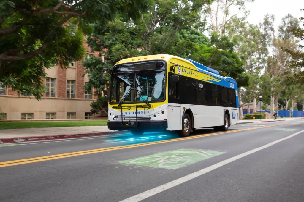 Representação de um sistema de carregamento elétrico de um BruinBus na estrada (UCLA)