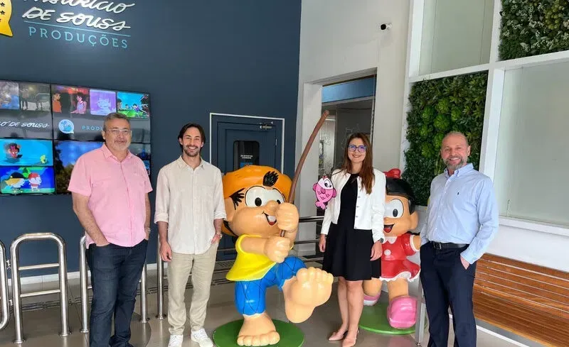 Rodrigo Paiva e Marcos Saraiva, da Mauricio de Sousa Produções; Daniella Escocard e Roner Chieppe, da Viação Águia Branca. (Divulgação)
