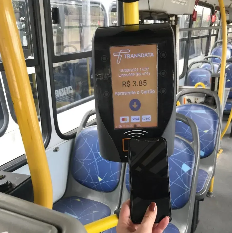 Os validadores realizam transações com cartões bancários e smartphones (Divulgação)