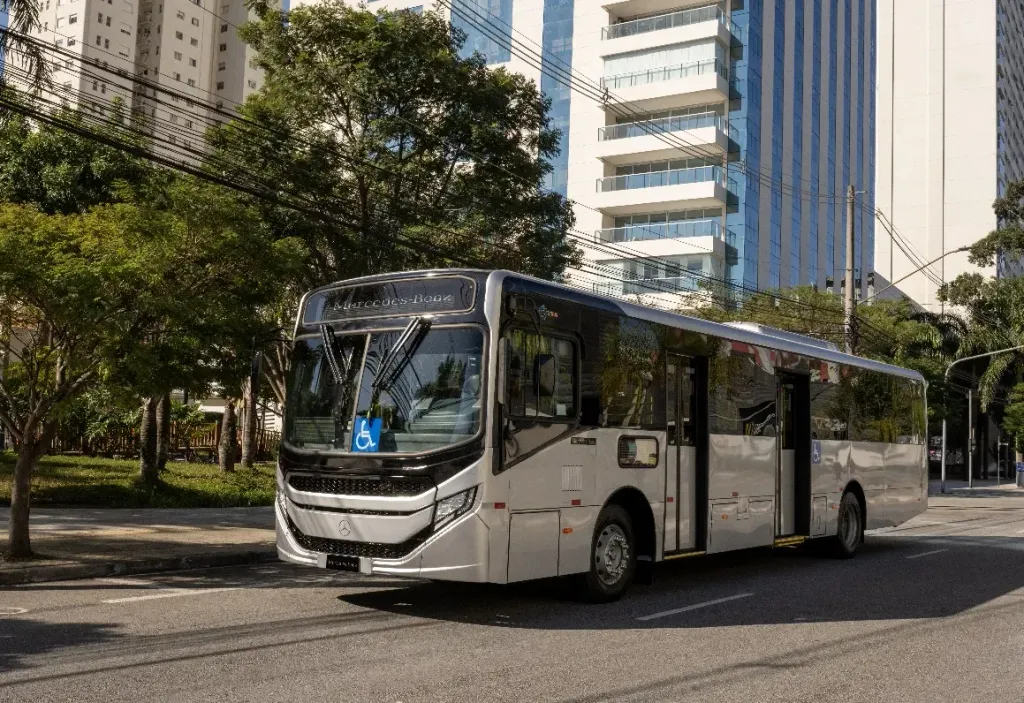 A liderança nos emplacamentos permanece com a Mercedes-Benz (Divulgação)