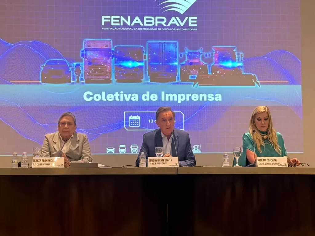 Sergio Dante Zonta, 1º vice-presidente da Fenabrave (centro), avalia que o setor opera em um cenário mais equilibrado atualmente (Foto: Valeria Bursztein)