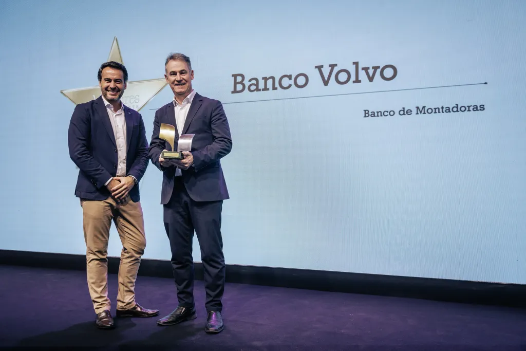 Valter Viapiana, diretor da VFS, recebe o troféu em nome do Banco Volvo (Divulgação)