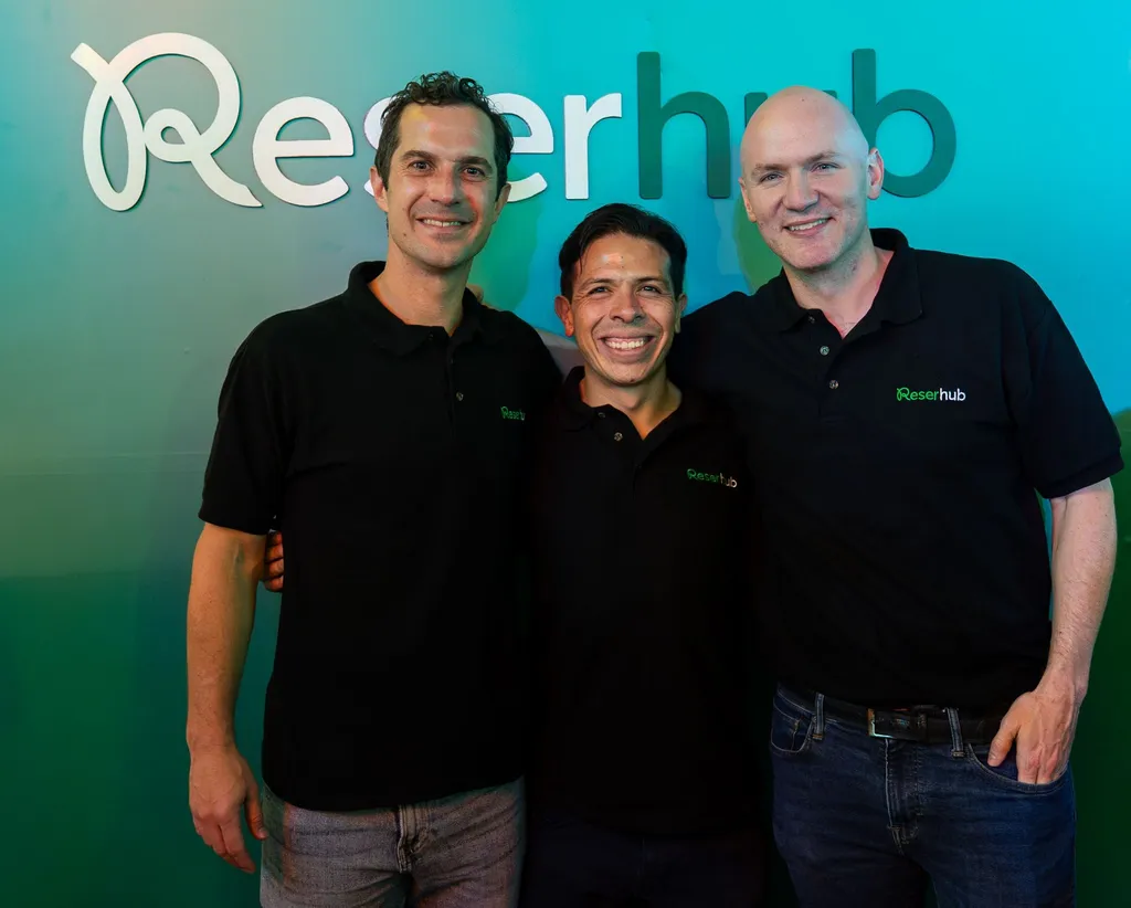 ebastián Gómez, Adrián Cuadros e Andrés Sucre, cofundadores da Reserhub (Divulgação)