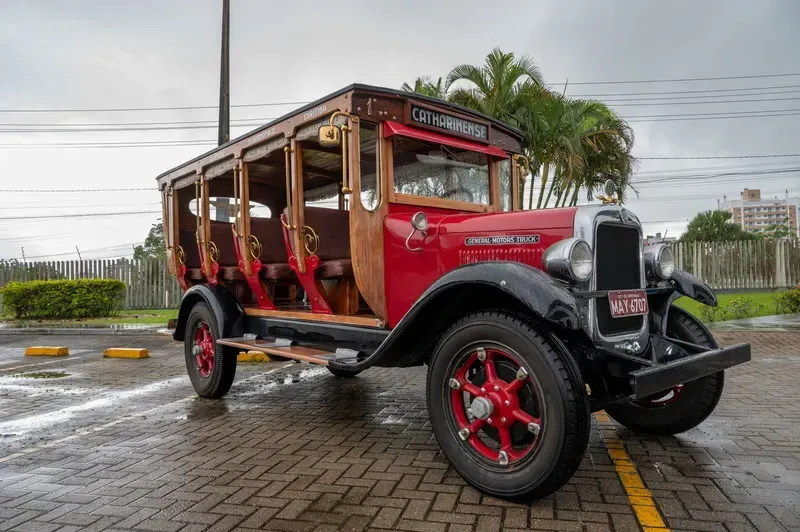 Operação da Auto Viação Catarinense começou com veículos do estilo "jardineira" com capacidade para 16 passageiros (Divulgação)