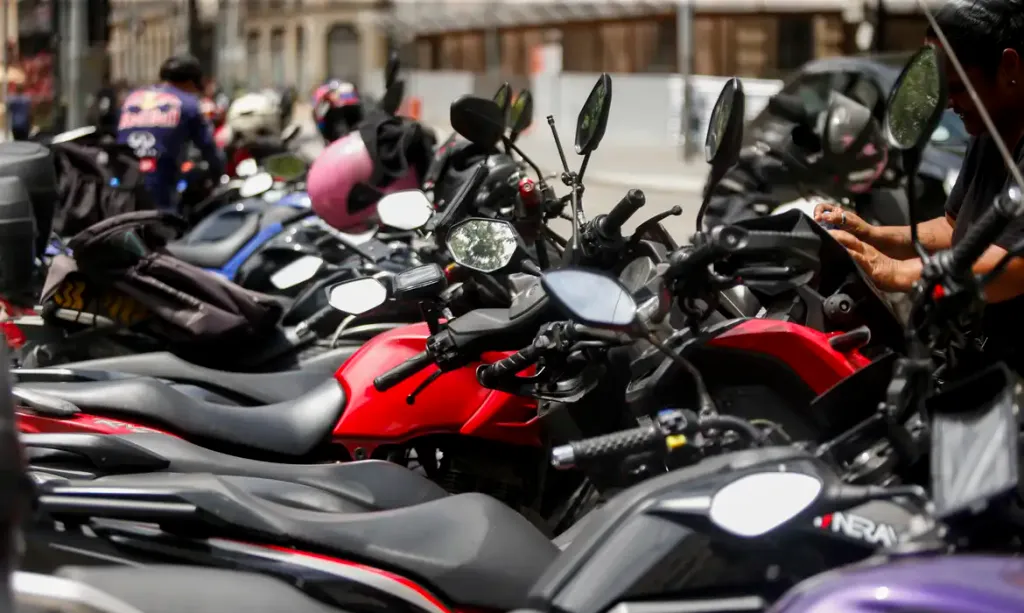 O programa viabiliza o financiamento de carros e motos (Foto: Paulo Pinto/Agência Brasil)