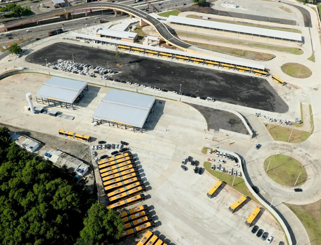 O terminal passa a concentrar serviços do BRT de conexão metropolitana, do BRT Transbrasil e ônibus urbanos municipais (Foto: Marcelo Piu/PMRJ)
