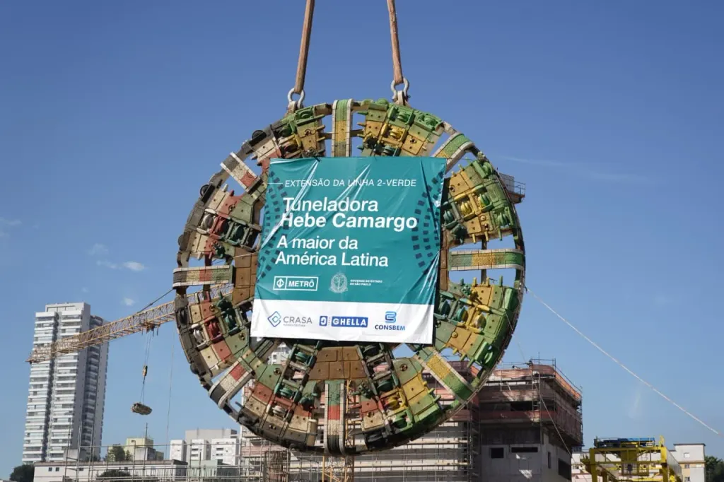 Roda de corte da tuneladora Hebe Camargo desceu para a vala de montagem na futura Estação Penha em julho. (Foto: Divulgação/Governo de SP)