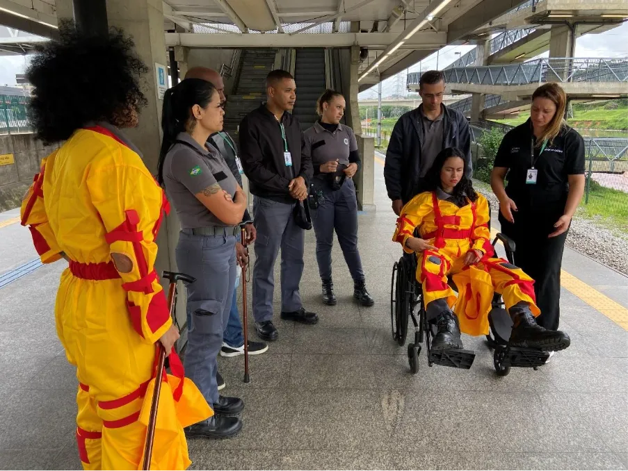 Simulando situações reais do dia a dia, agentes conseguem se colocar no lugar de quem tem dificuldades de locomoção (Foto: Divulgação)