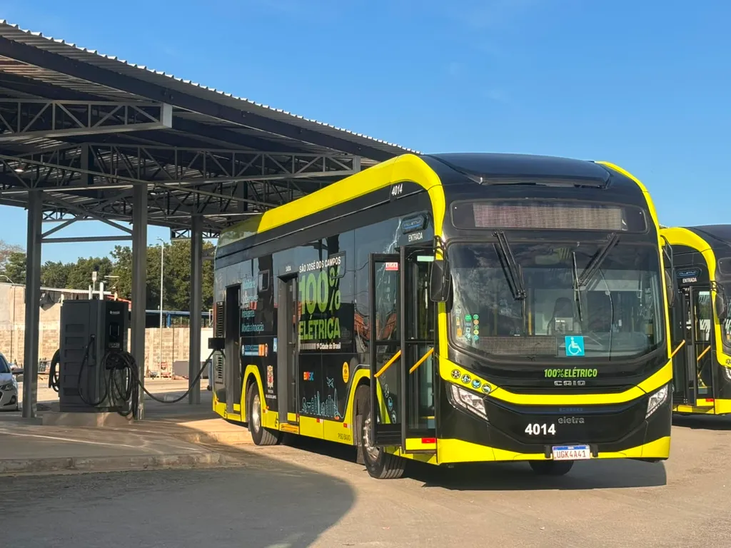 O programa de eletrificação já incorporou 32 veículos à frota do transporte público municipal (Foto: Divulgação)