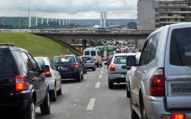 Carros parados em uma das principais vias de Brasília