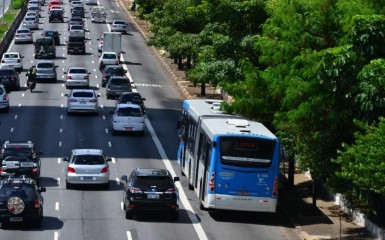 Trânsito de São Paulo com corredor exclusivo de ônibus