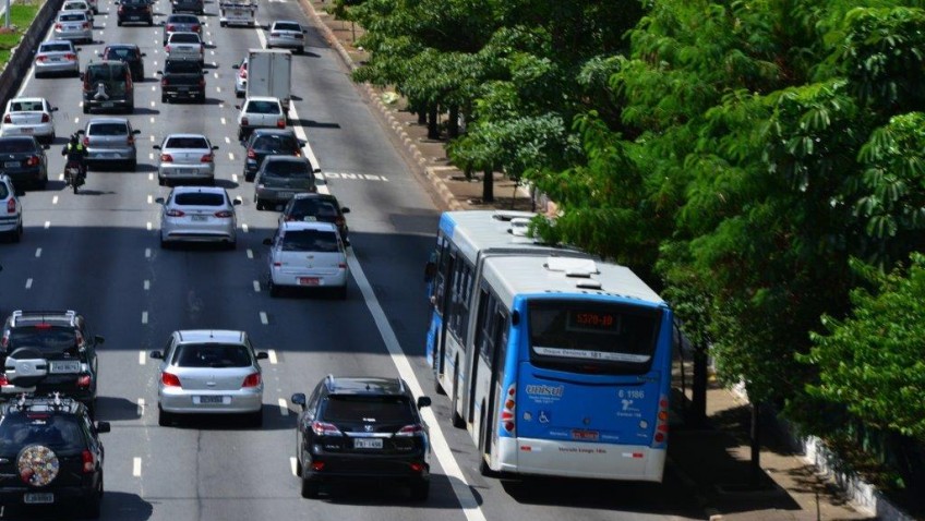 Trânsito de São Paulo com corredor exclusivo de ônibus