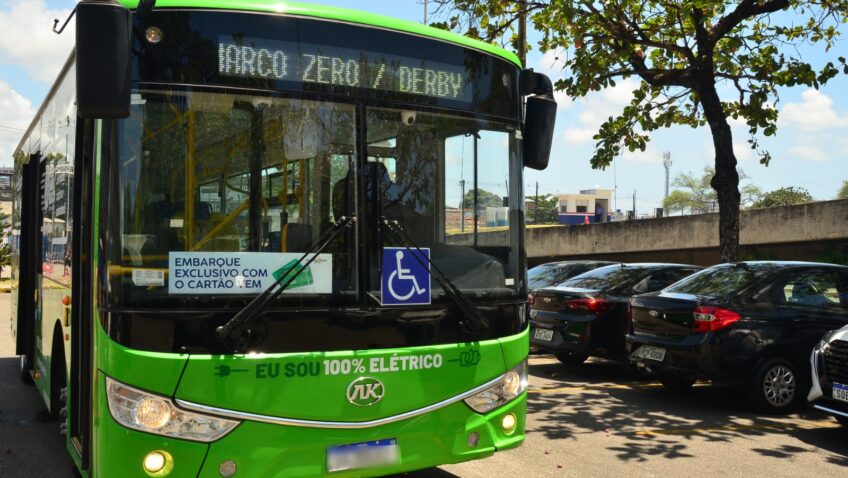 Micro-ônibus elétrico da Ankai (Foto: Paulo Maciel)