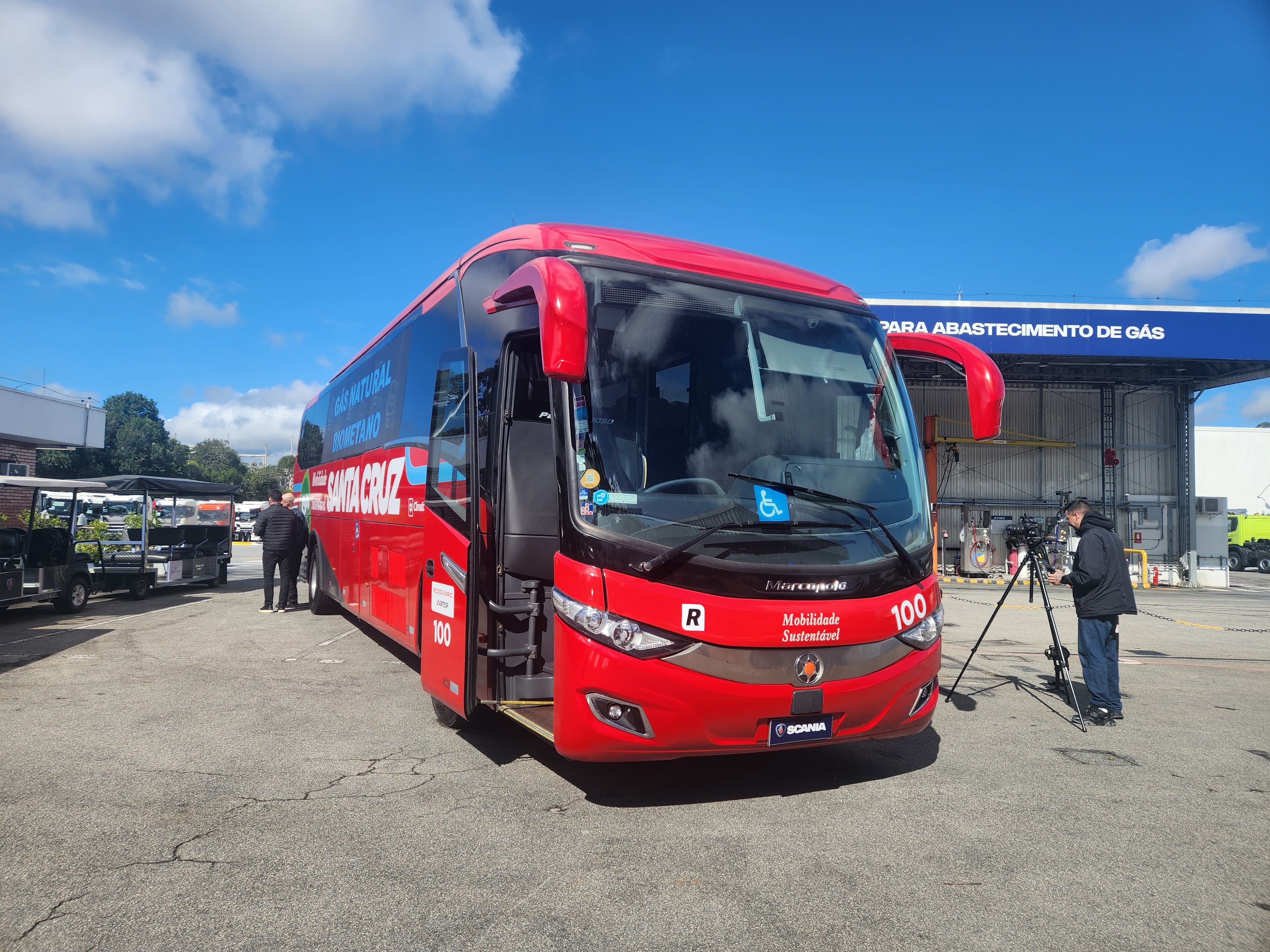 Viação Santa Cruz testa ônibus rodoviário a gás da Scania