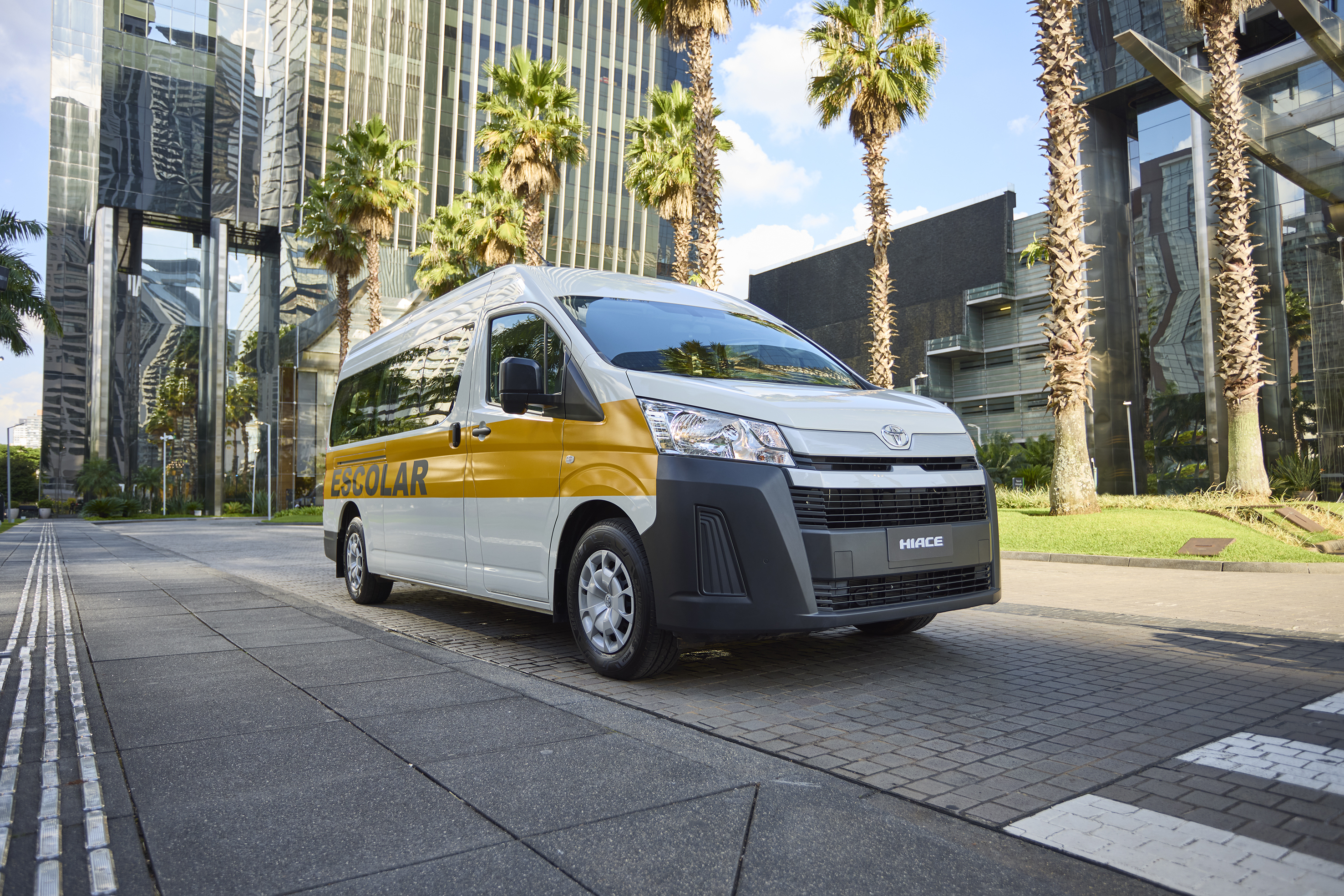 Toyota estreia no mercado de vans com Hiace Minibus